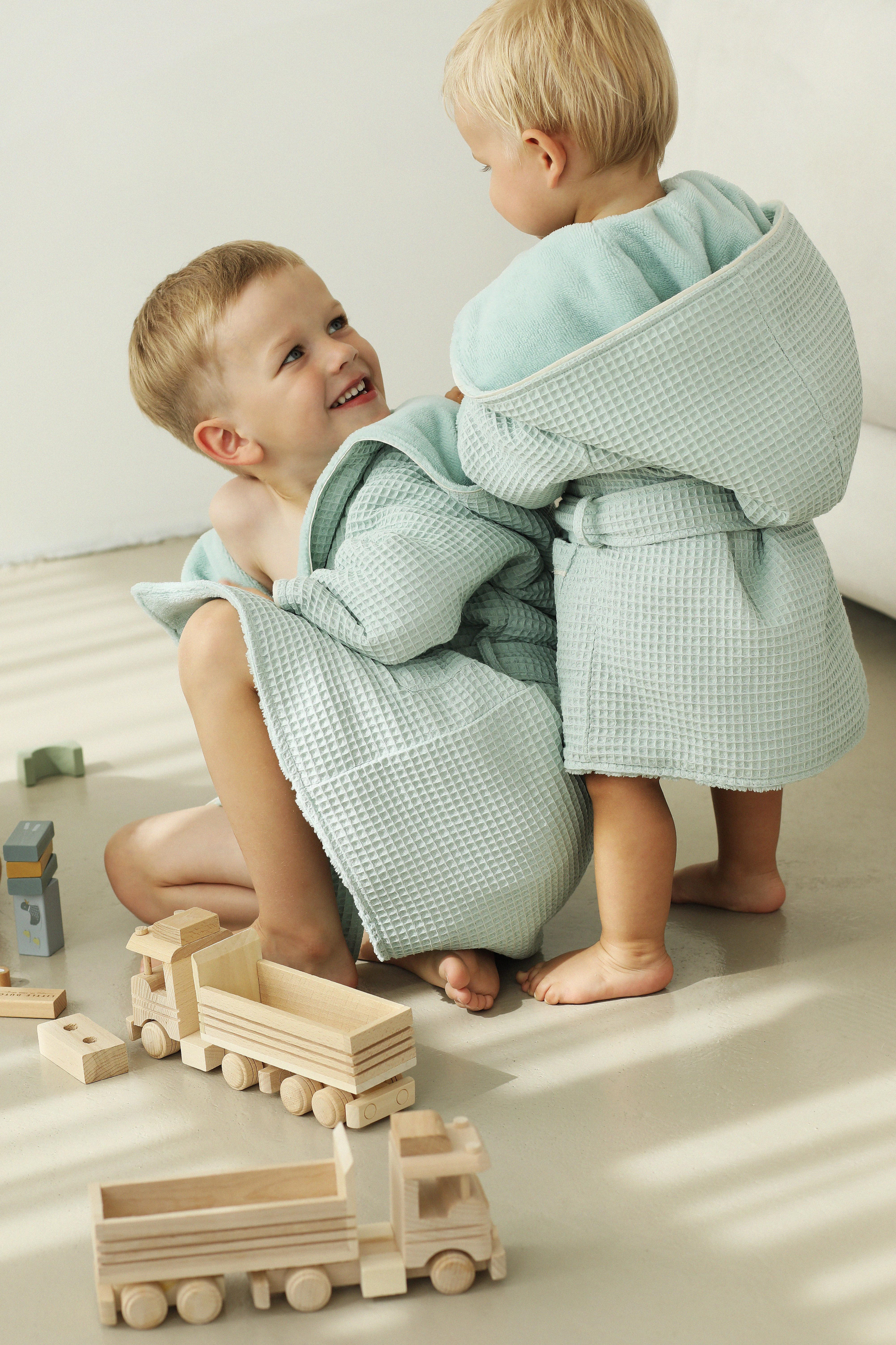 Everyday by Roberta kids bathrobe in double-sided mint colour 